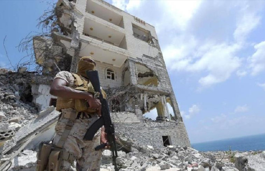 イエメンの破壊された街に立つサウジ軍の男(イエメン)