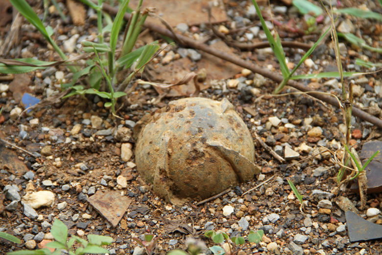 クラスター爆弾から残った小さな不発弾