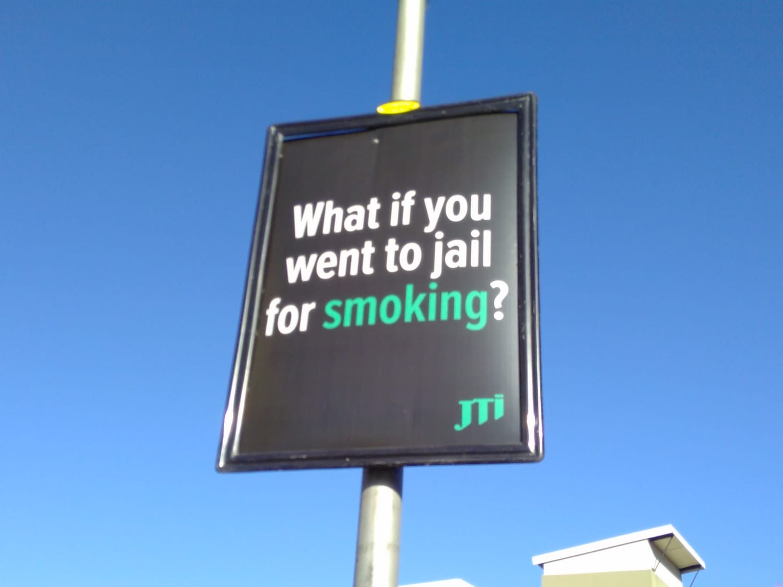 南アフリカのたばこ規制法強化に反対するJTインターナショナルの看板「喫煙して刑務所行きになったらどうする？」