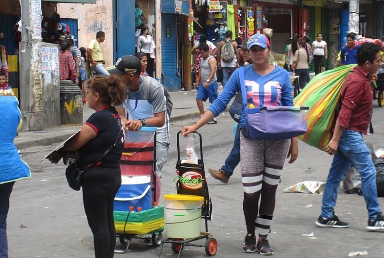 ペルーの路上でジュースの売り子をするベネズエラ移民・難民