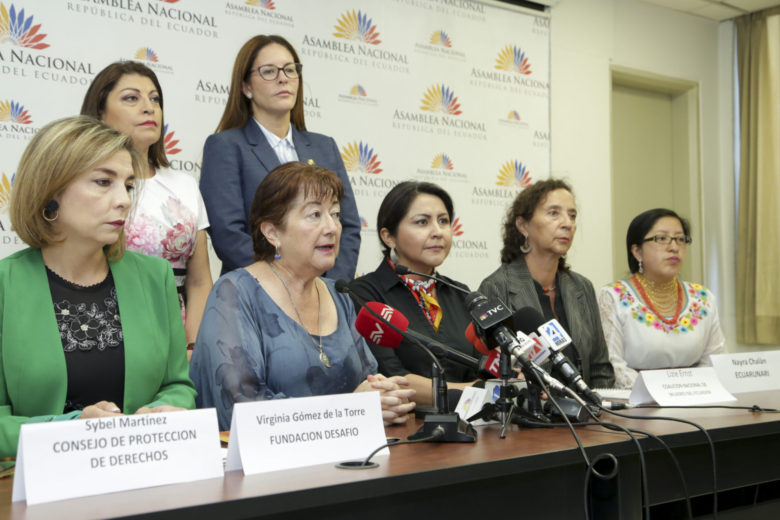 2019年の法改正案に対して記者会見を行う女性活動家たち （写真：Asamblea Nacional del Ecua / Flickr ［CC BY-SA 2.0］）