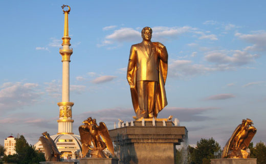 ニヤゾフ前大統領の銅像（Velirina / Shutterstock.com）
