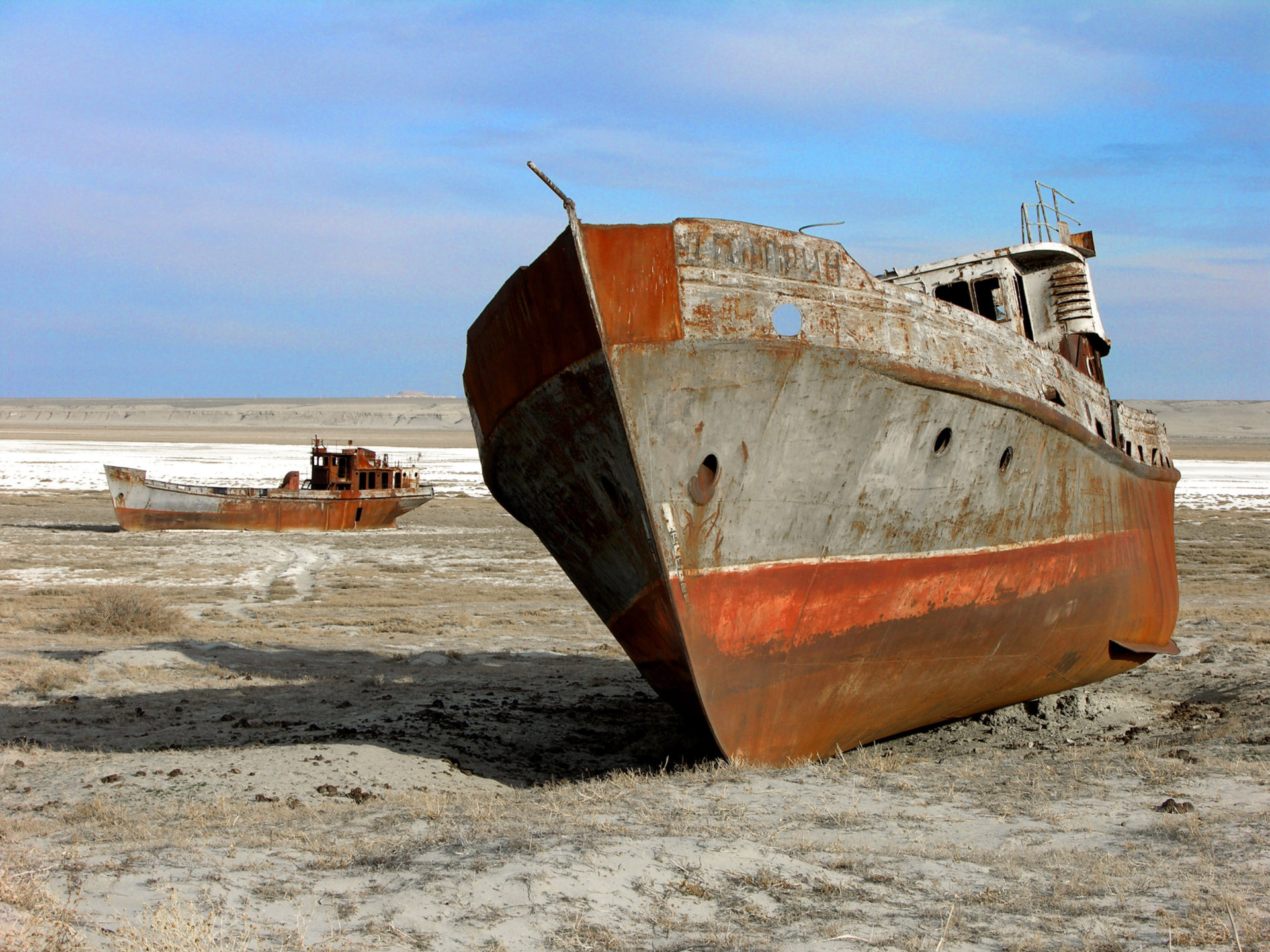 アラル海近くに打ち捨てられた船。写真：Zhanat Kulenov [CC BY-SA 3.0-igo]、via Wikipedia Commons 