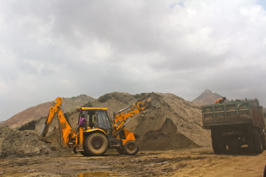 違法採掘された砂の積載（インド、2012年）