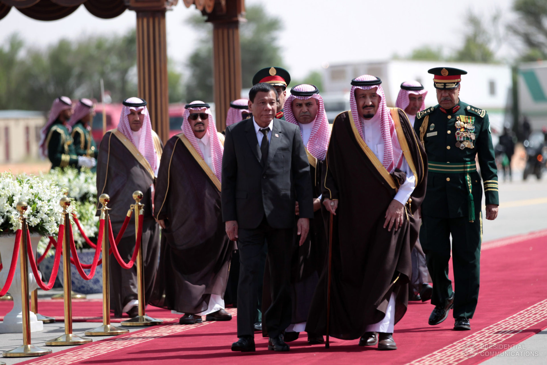 式典でサウジアラビアのサルマン国王に迎えられるフィリピンのドゥテルテ大統領