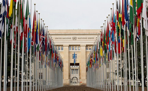 各国の旗が並ぶジュネーブ国連本部　
