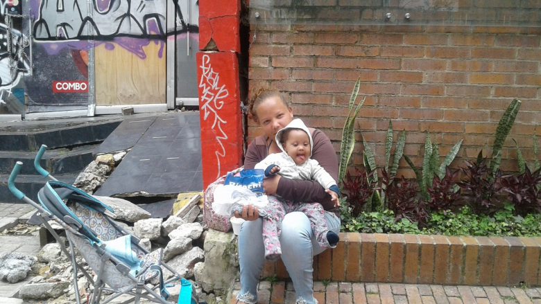 コロンビアの路上のベネズエラ移民・難民の母子