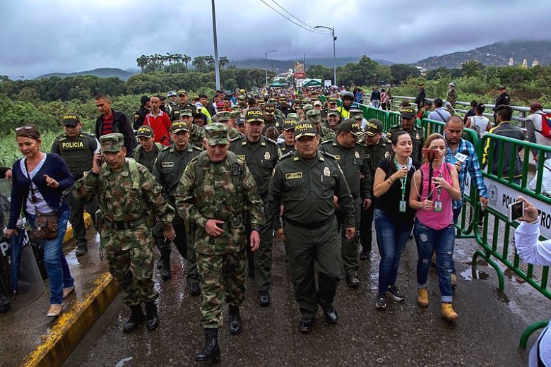 国境に押し寄せるベネズエラ移民・難民を誘導するコロンビア警察