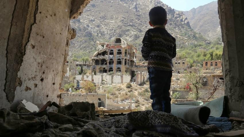 イエメンにて、紛争で荒廃した家の中で立ちつくす子ども